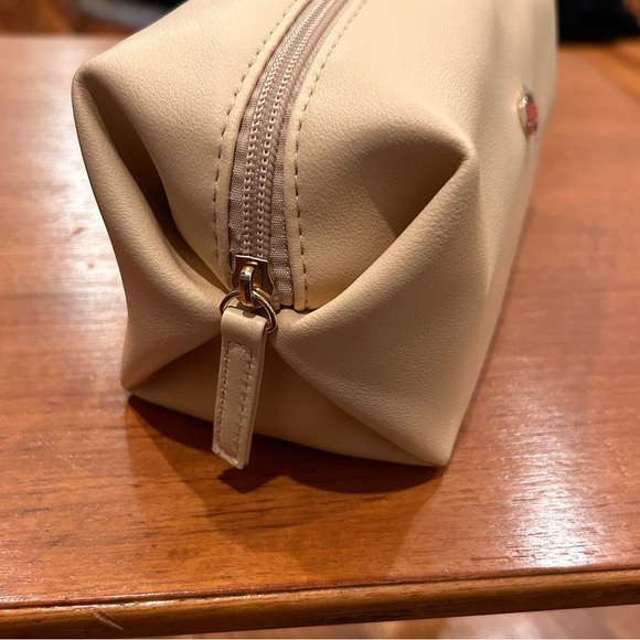 BVLGARI | Emirates Toiletry Bag for Women - Picture 3 of 10